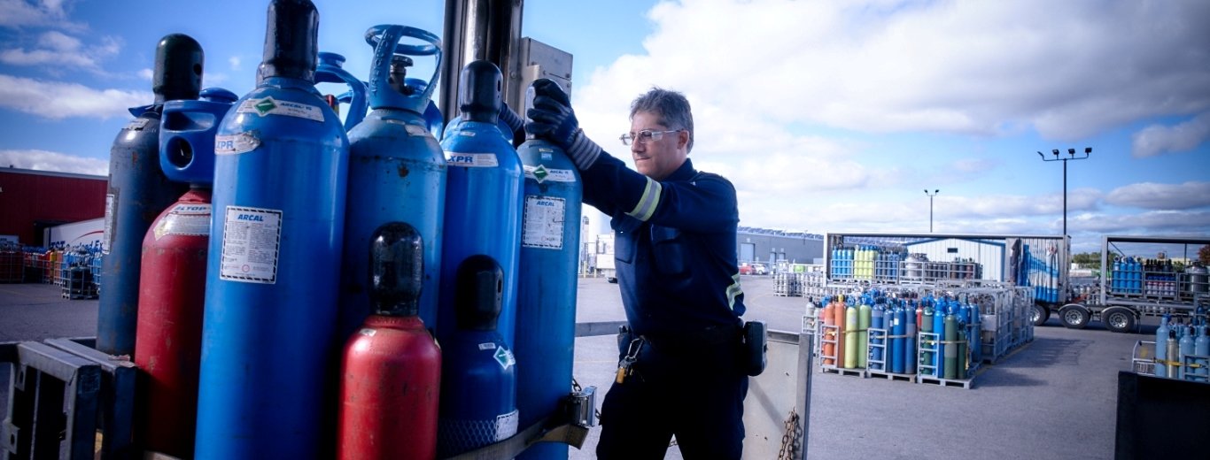 Técnico Oxycom con cilindros